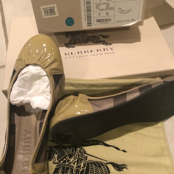 Burberry scrunch Ballet Flats size 38. - Picture 3 of 3